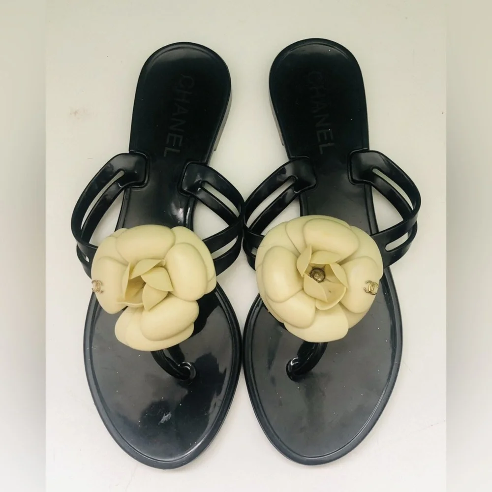 Lovely excellent condition Chanel Black and Cream Thong Sandals with flower