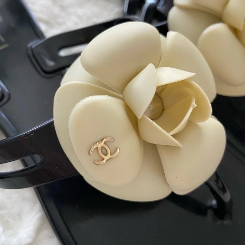 Lovely excellent condition Chanel Black and Cream Thong Sandals with flower