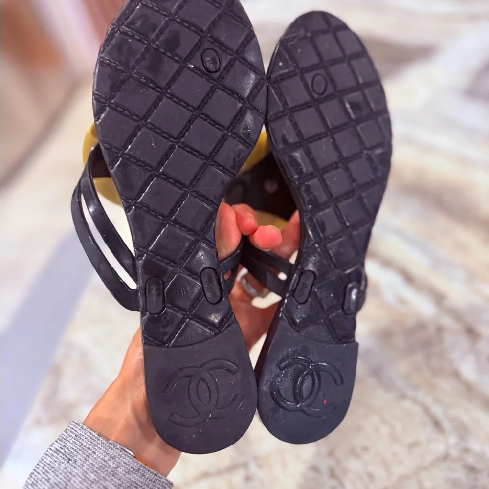 Lovely excellent condition Chanel Black and Cream Thong Sandals with flower