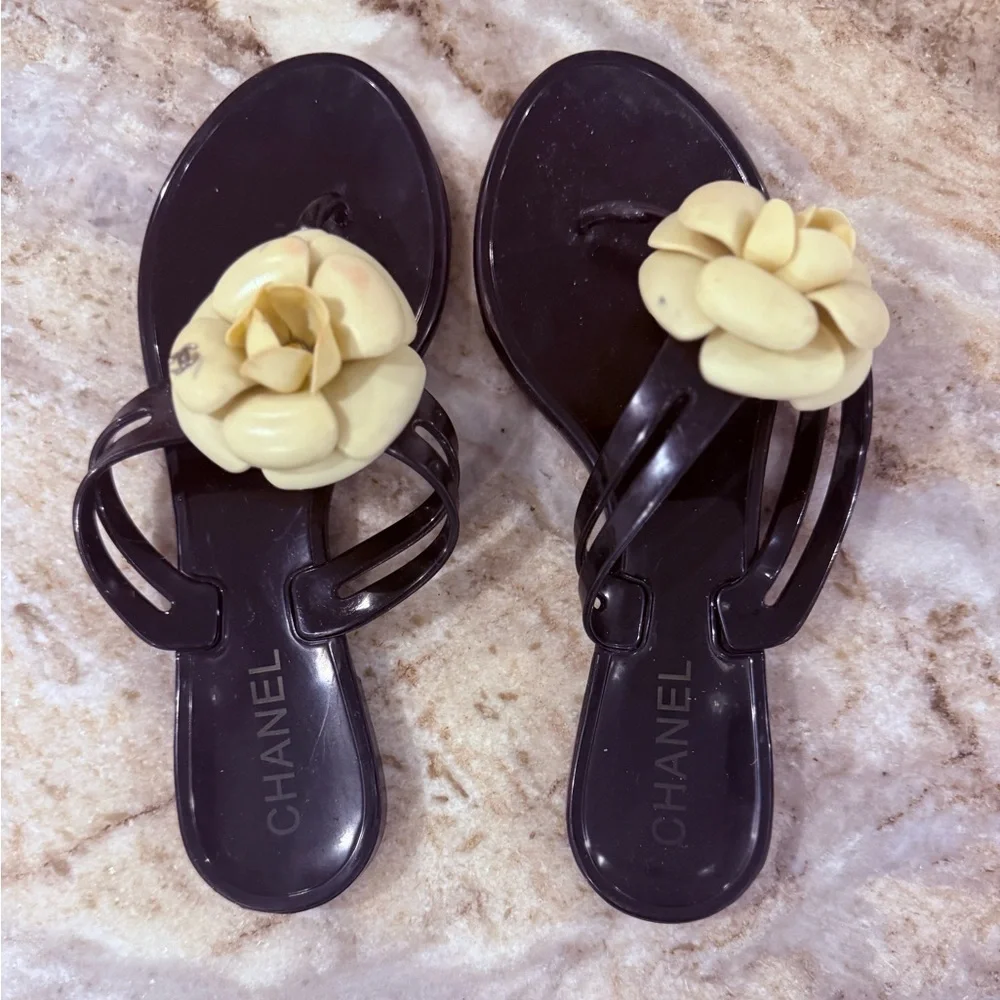 Lovely excellent condition Chanel Black and Cream Thong Sandals with flower