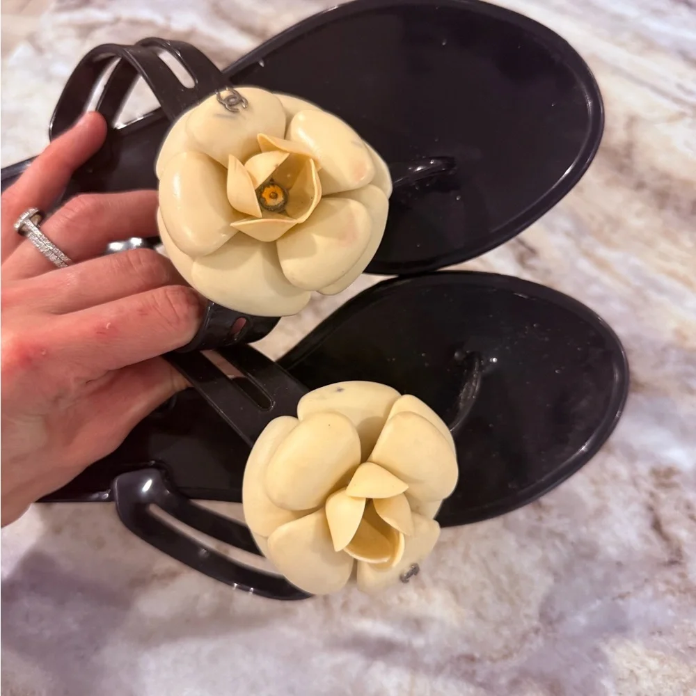 Lovely excellent condition Chanel Black and Cream Thong Sandals with flower