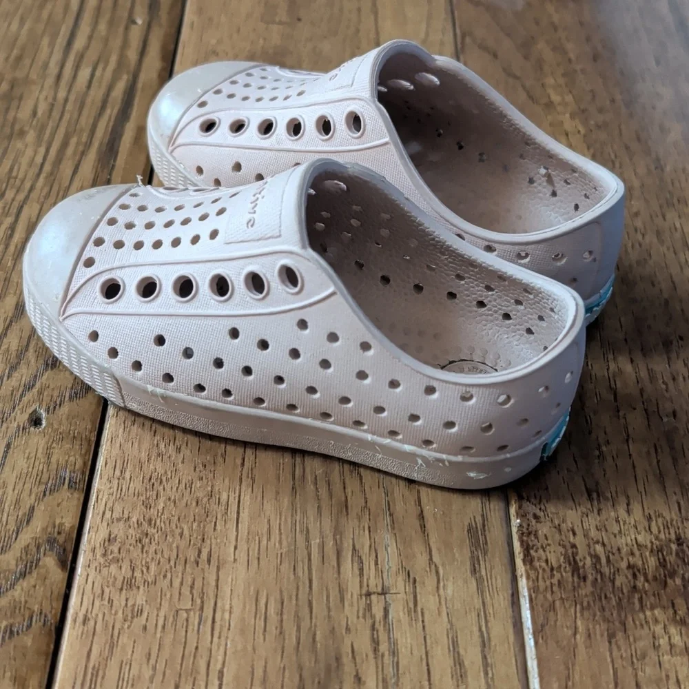 Native Jefferson Kids Water Shoes - Light Pink Slip-Ons
