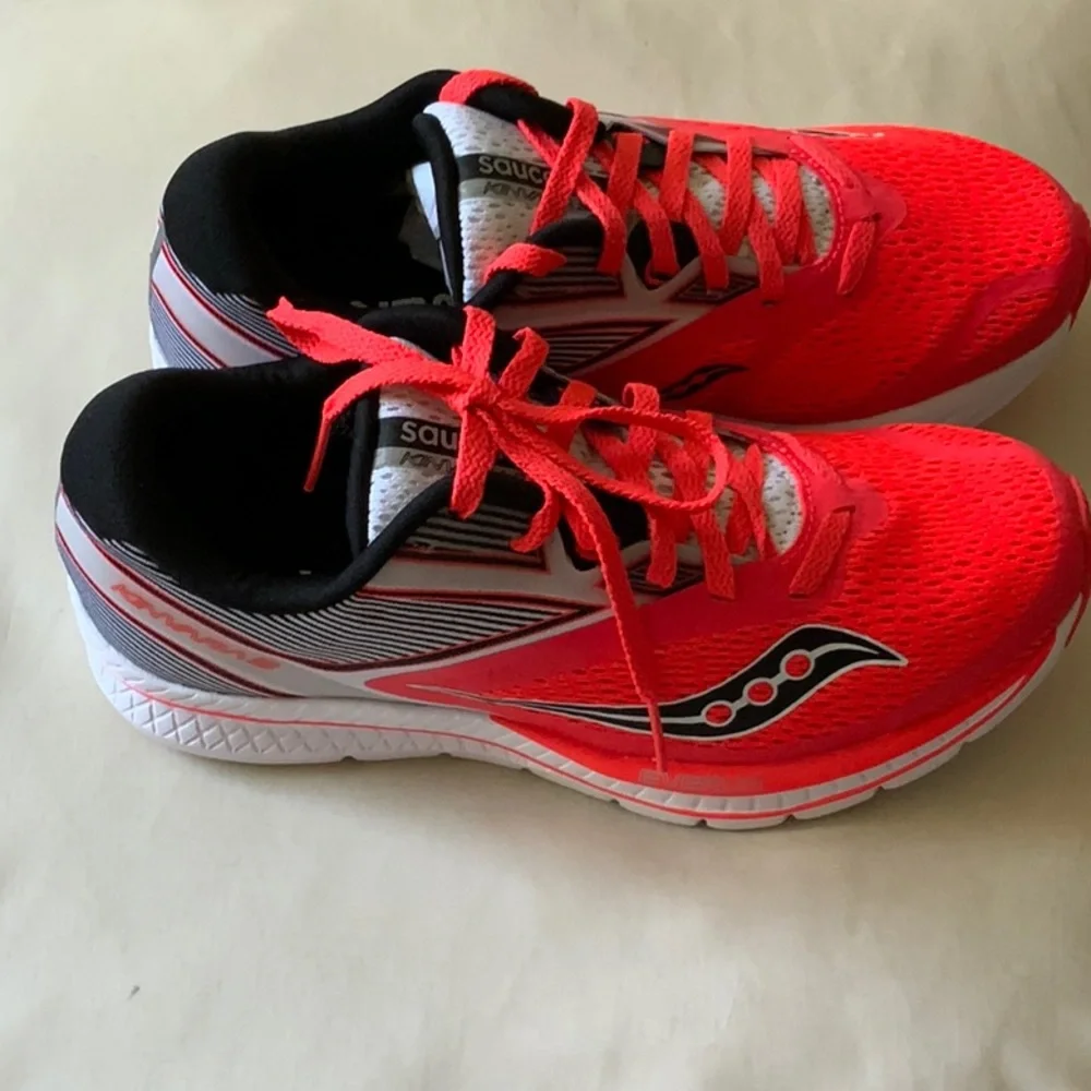 NIB Saucony women Kinvara 9 red sneakers in size 7