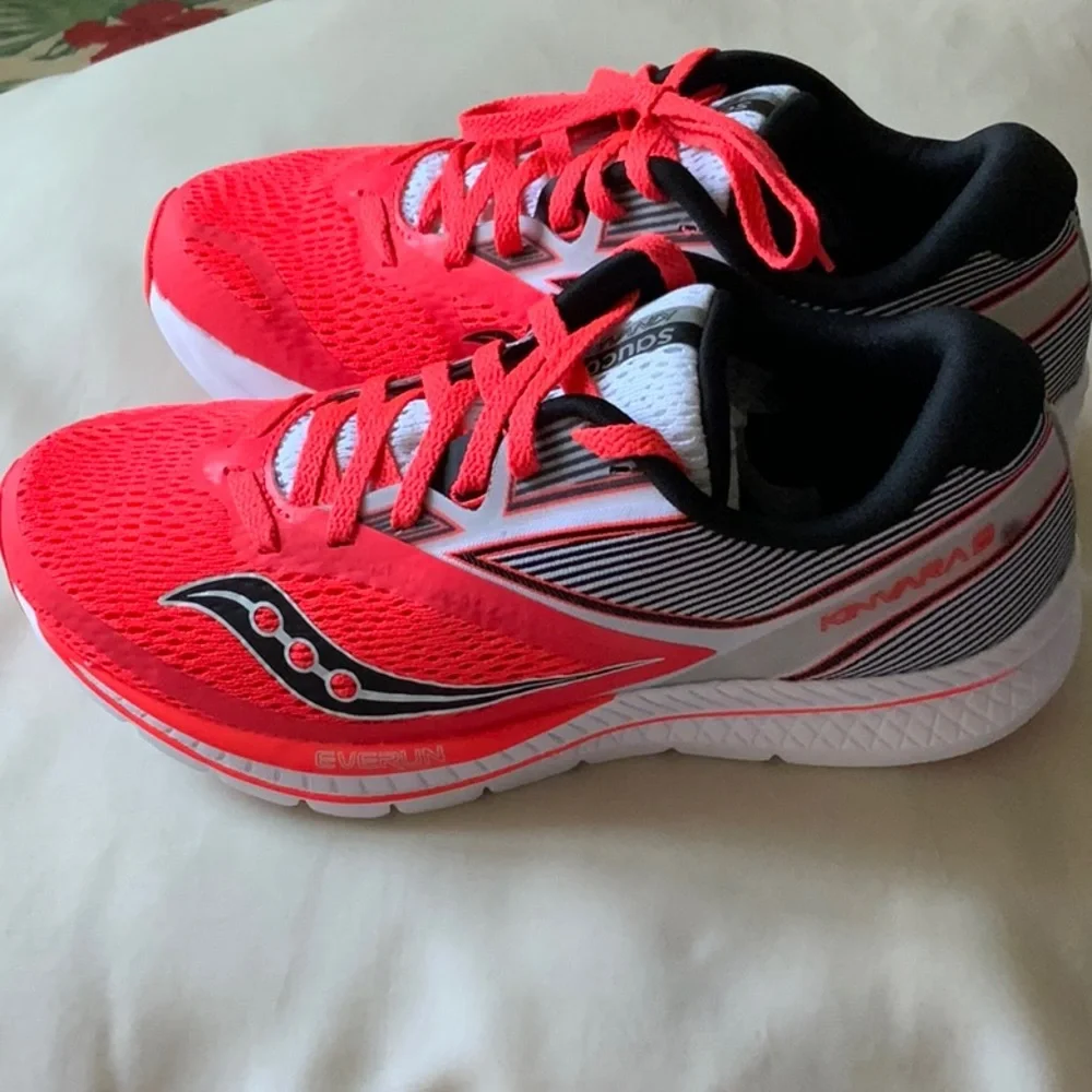 NIB Saucony women Kinvara 9 red sneakers in size 7