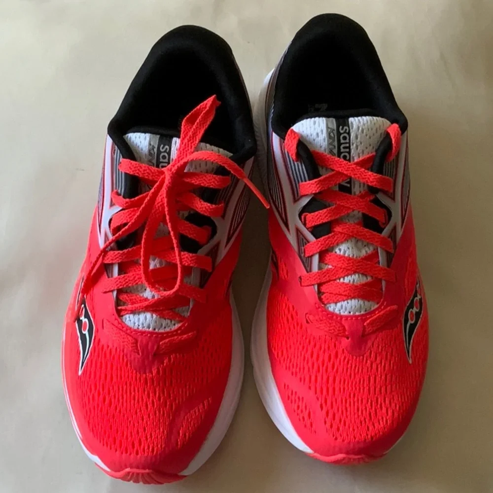 NIB Saucony women Kinvara 9 red sneakers in size 7
