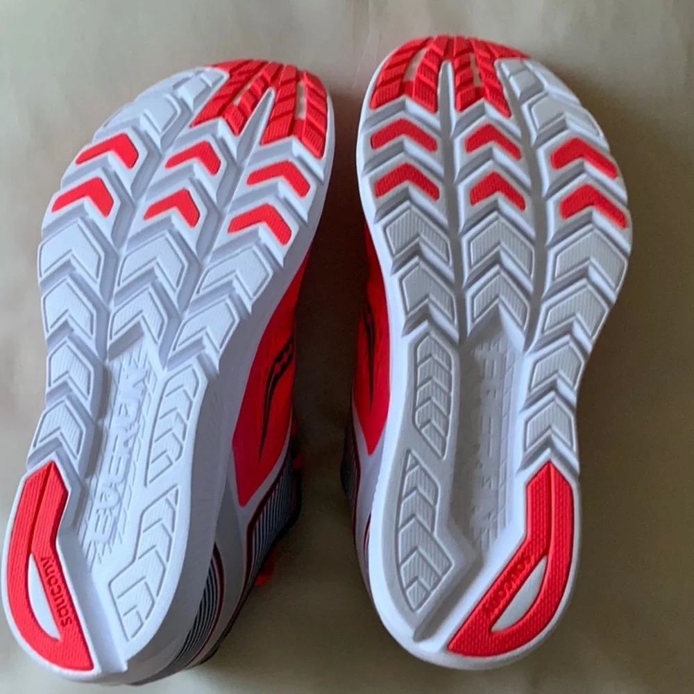 NIB Saucony women Kinvara 9 red sneakers in size 7