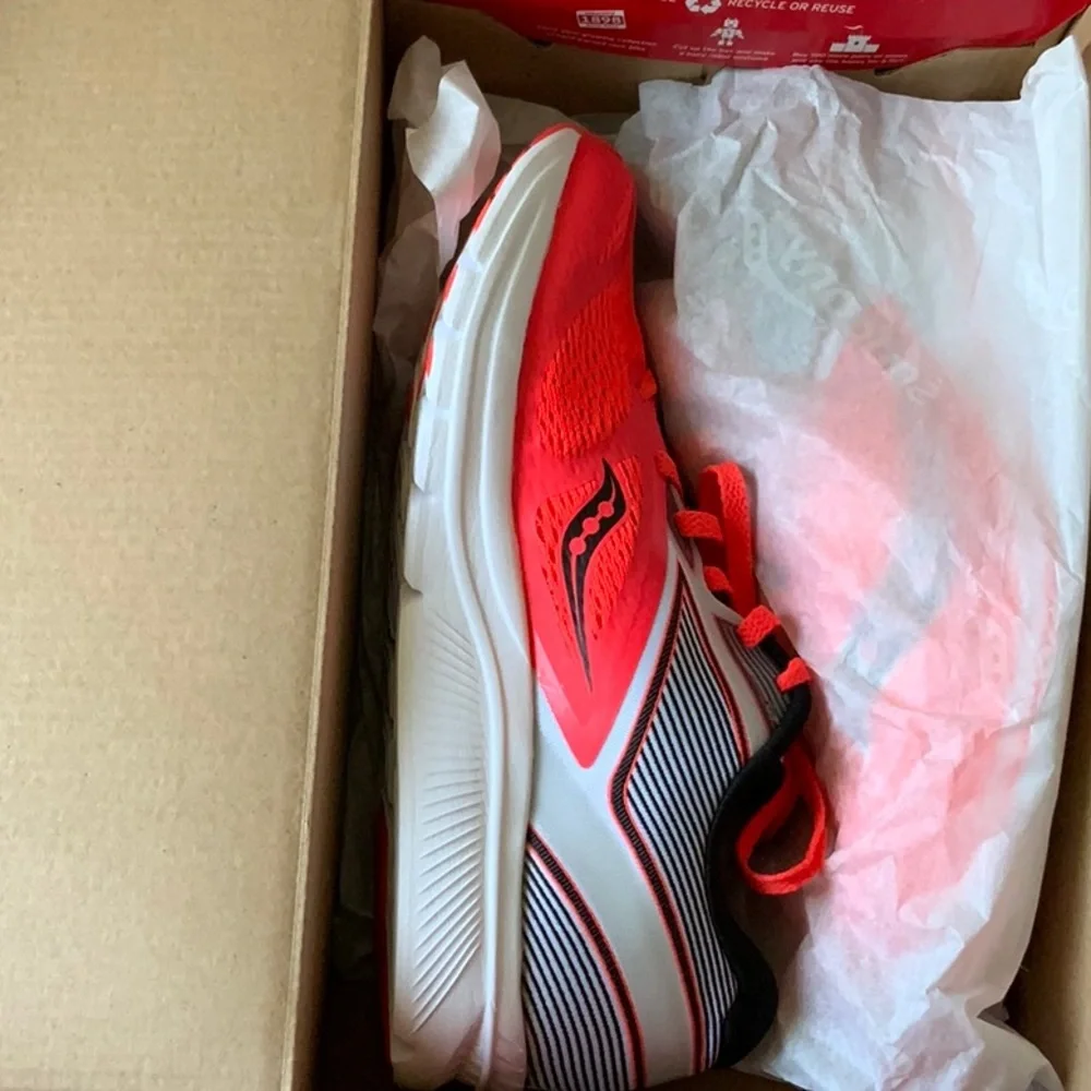 NIB Saucony women Kinvara 9 red sneakers in size 7
