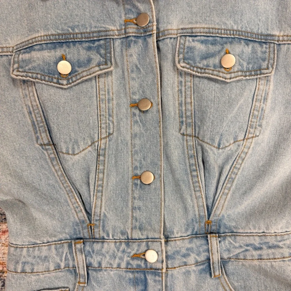 Le‎ Lis Collection Womens Light Wash Denim Utility Romper Short Sleeve Small NEW