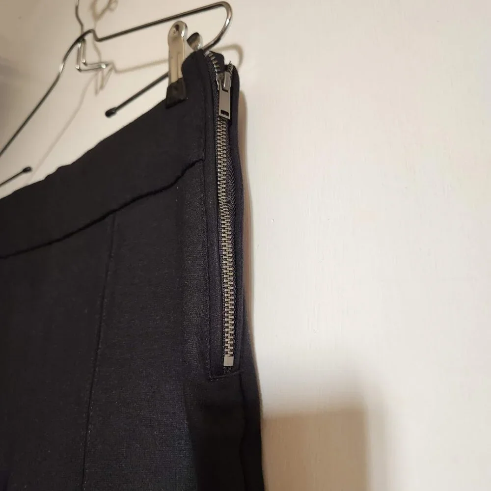 GAP Size Medium Skinny Pants Black Side Zipper Tapered at the bottom