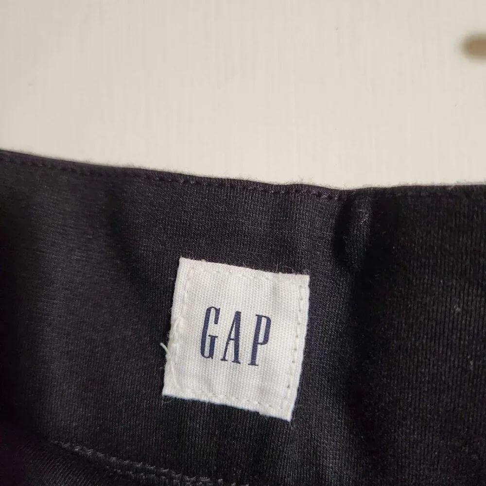 GAP Size Medium Skinny Pants Black Side Zipper Tapered at the bottom