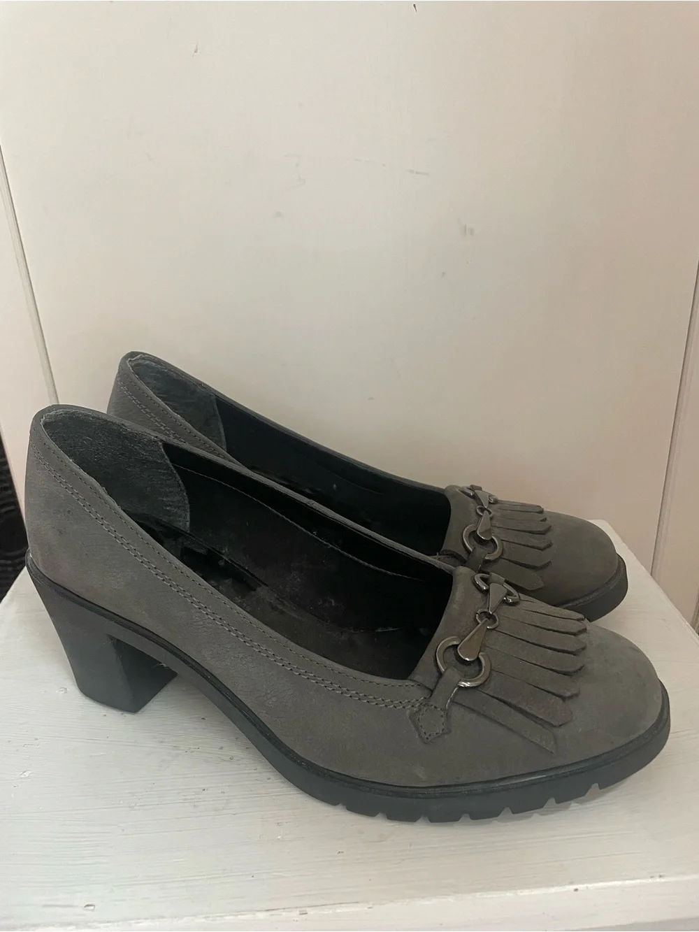 THE FLEXX Gray Suede‎ Fringe Block Heel Loafers