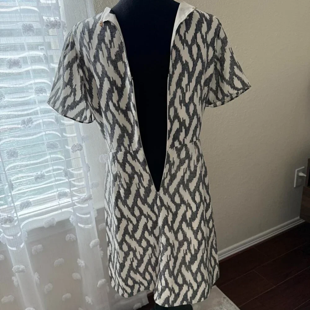 J. Crew dress in gray and cream 100% silk ikat print with cap sleeves size 4