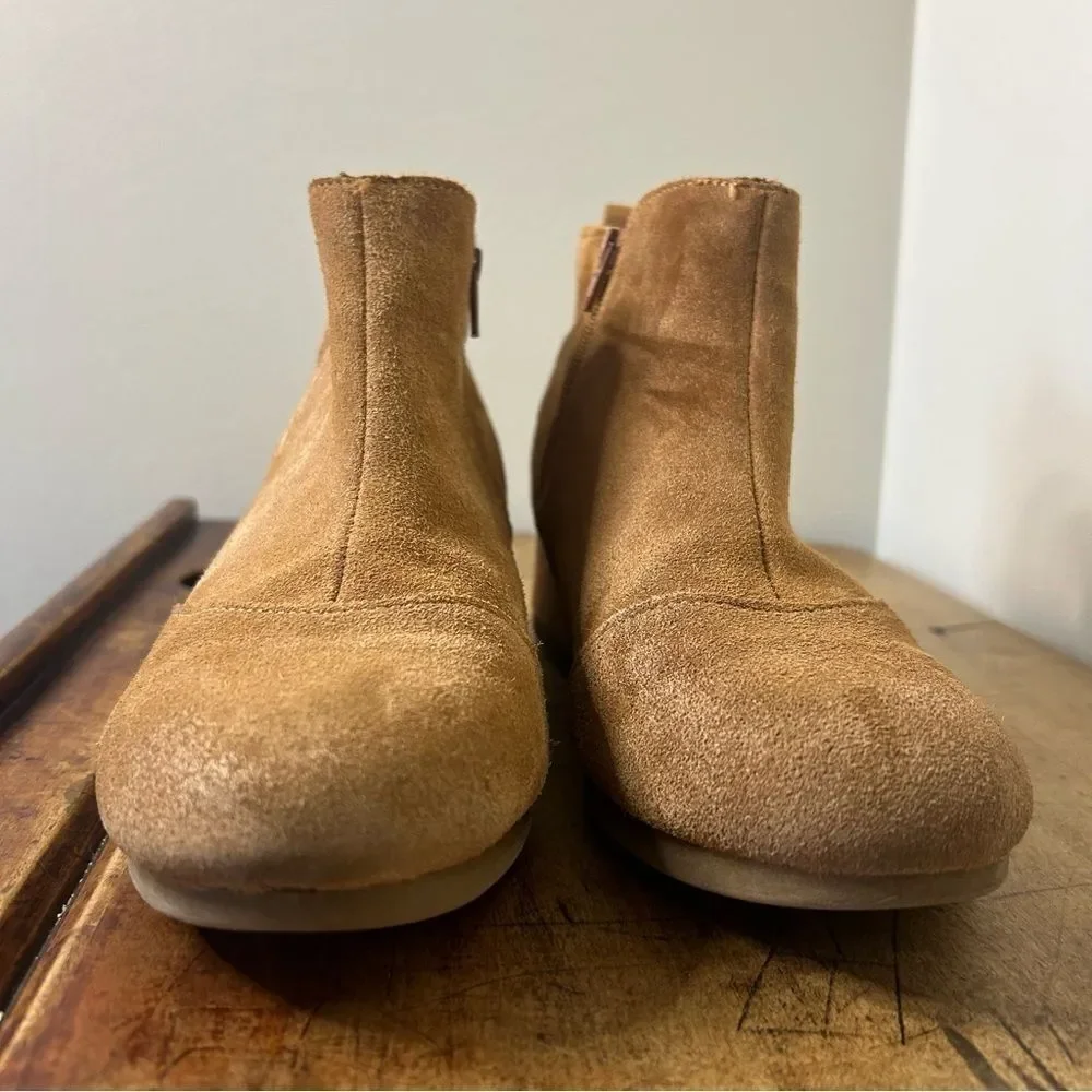 Toms Caramel Brown Suede Youth sz 4.5 Kelsey Wedge Booties 10014332 preworn