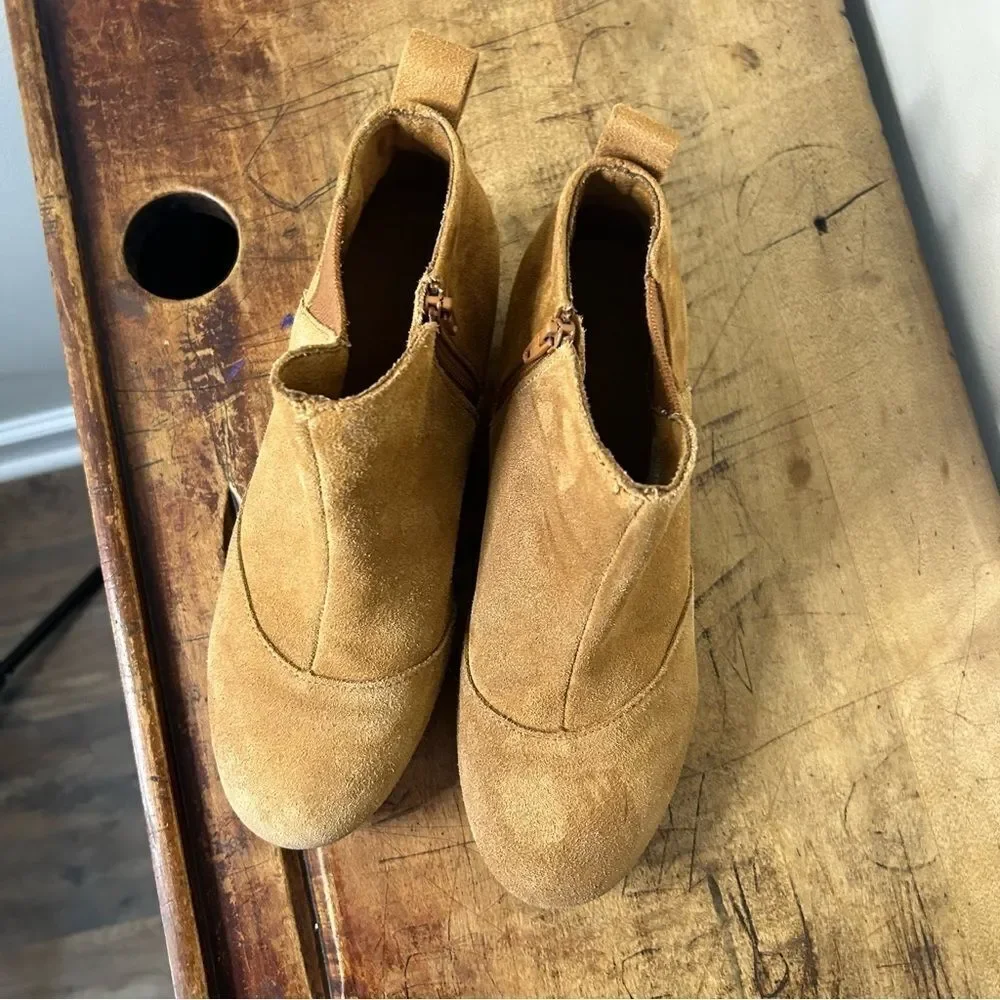 Toms Caramel Brown Suede Youth sz 4.5 Kelsey Wedge Booties 10014332 preworn