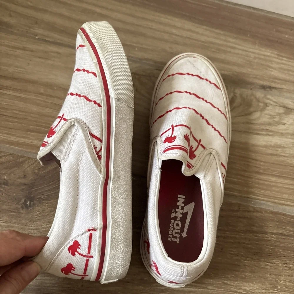 Classic IN N‎ OUT Kids Size 6 Slide On Shoes Red And White Slip On