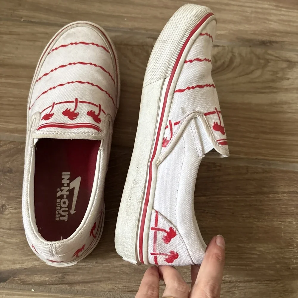 Classic IN N‎ OUT Kids Size 6 Slide On Shoes Red And White Slip On