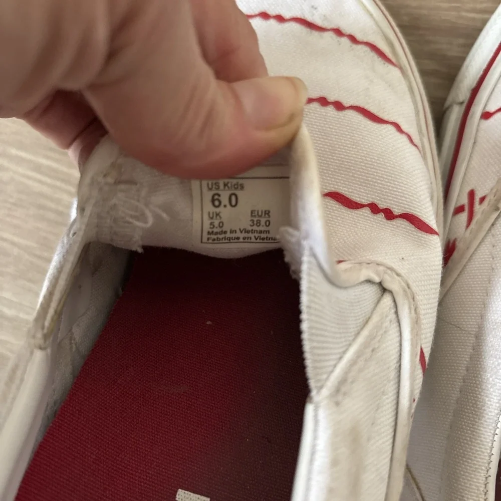 Classic IN N‎ OUT Kids Size 6 Slide On Shoes Red And White Slip On