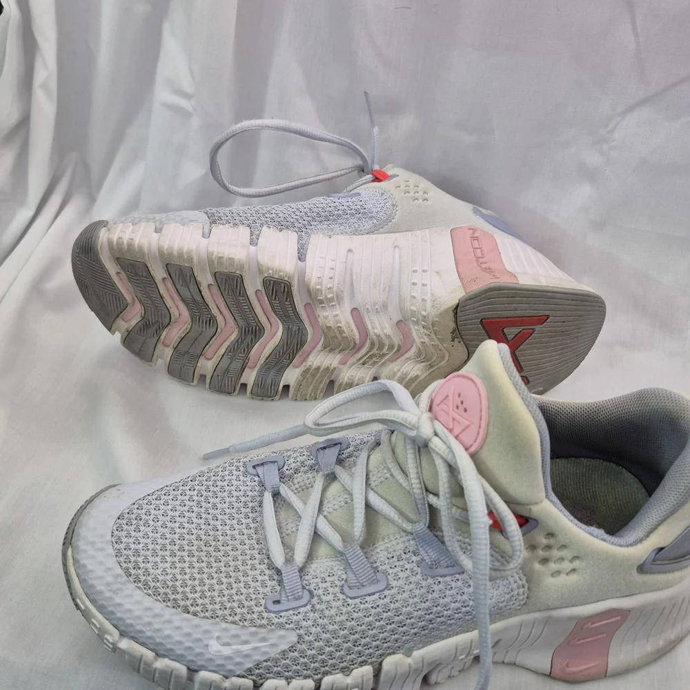 8.5 Nike Metcon‎ Athletic Shoes in Gray and Pink