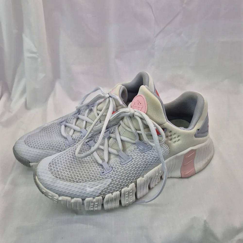 8.5 Nike Metcon‎ Athletic Shoes in Gray and Pink
