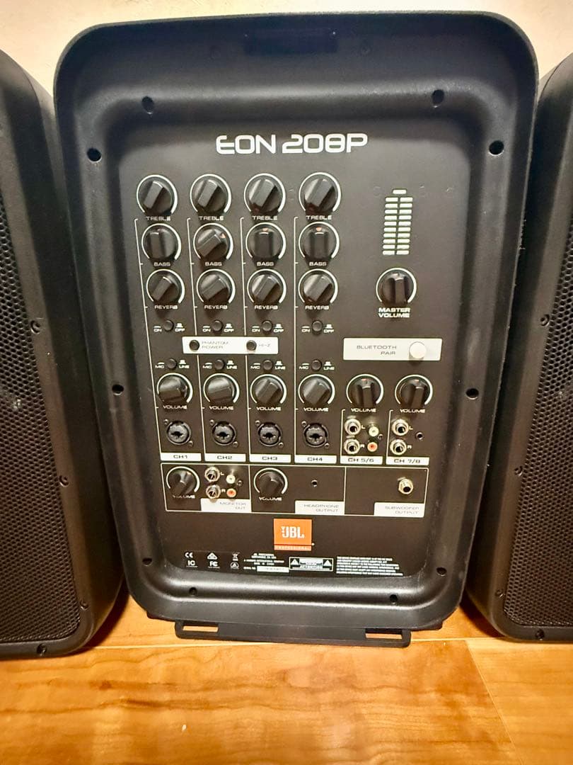JBL EON208P + 2 Stands + Dedicated Bag + AKG Microphone